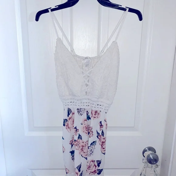 *SOLD ON OTHER SITE* Streetwear Society Floral Romper Size Medium - Picture 2 of 12